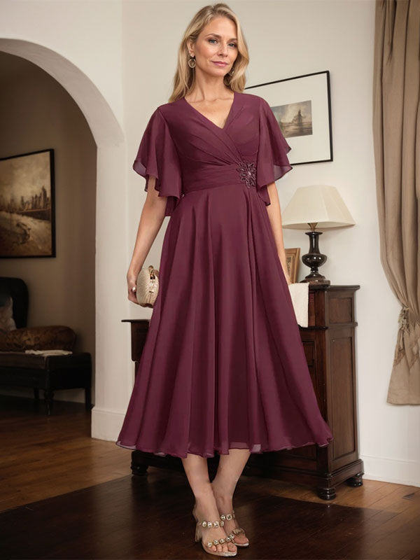Vestido de corte A, escote en V, largo té, de gasa, para la madre de la novia, con plisados ​​y cuentas.