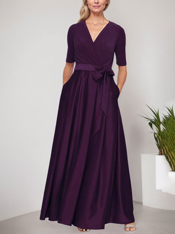 Vestido de baile con escote cruzado, falda amplia de satén y corpiño de jersey. 
