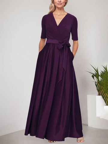 Robe de bal à encolure cache-cœur avec jupe ample en satin et corsage en jersey 