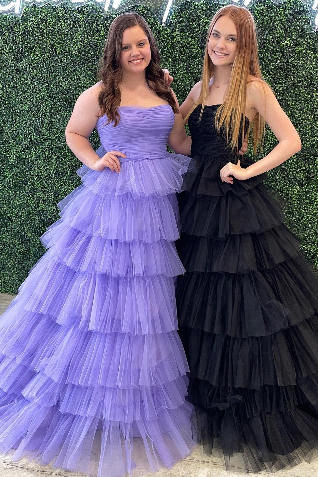 Vestido de fiesta de tul escalonado sin tirantes de corte A con volantes