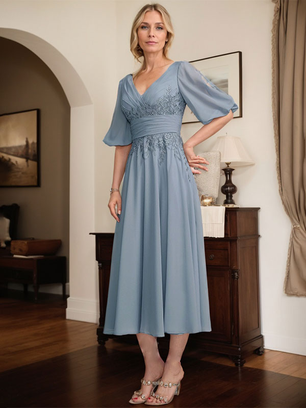 Vestido de novia de gasa de encaje, corte en A, escote en V y largo hasta la rodilla, con pliegues.