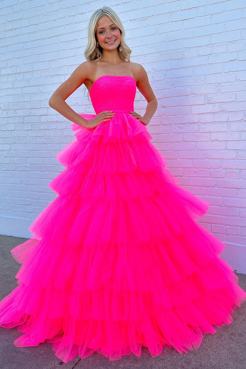 Vestido de fiesta de tul escalonado sin tirantes de corte A con volantes