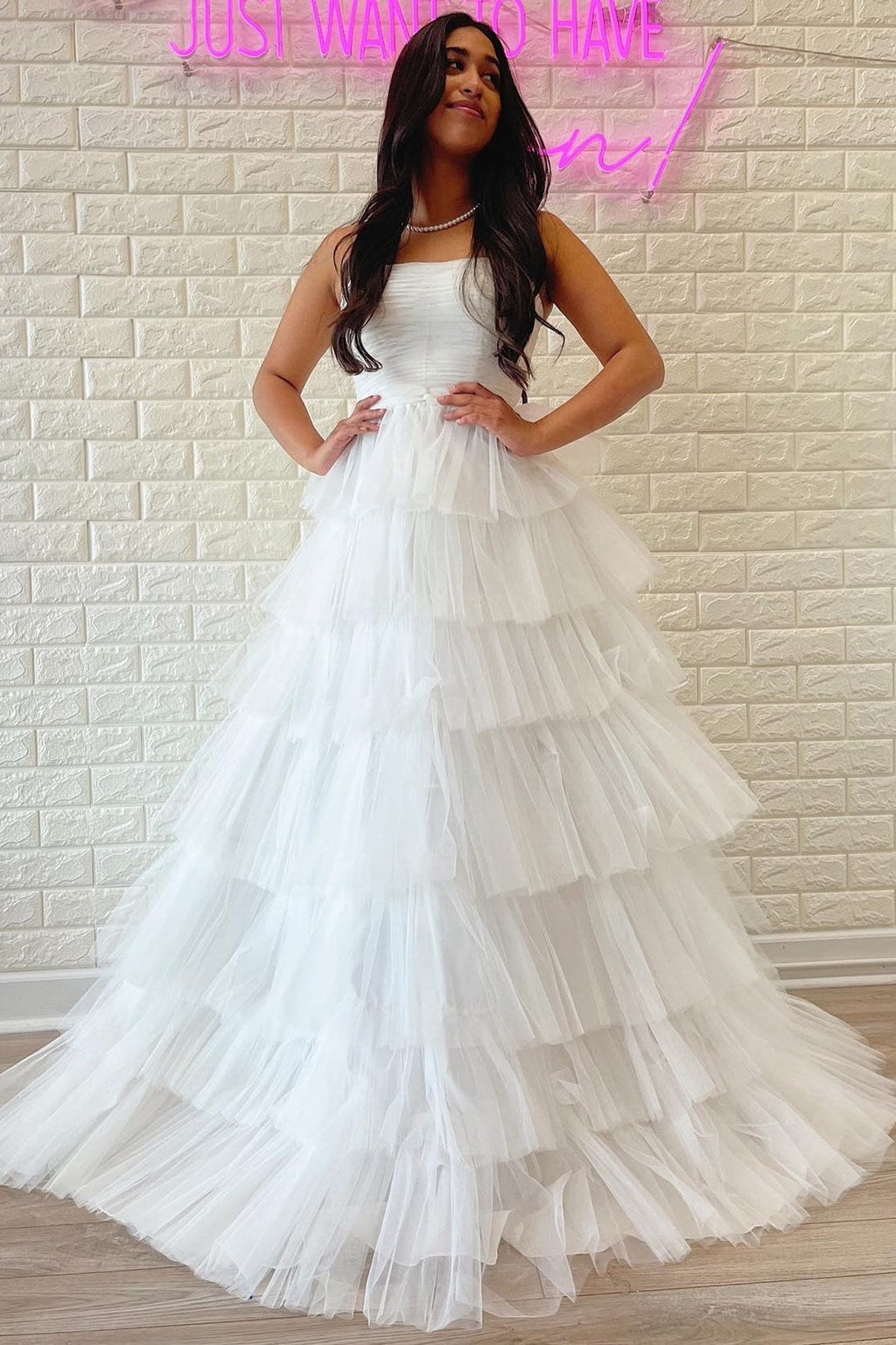 Vestido de fiesta de tul escalonado sin tirantes de corte A con volantes