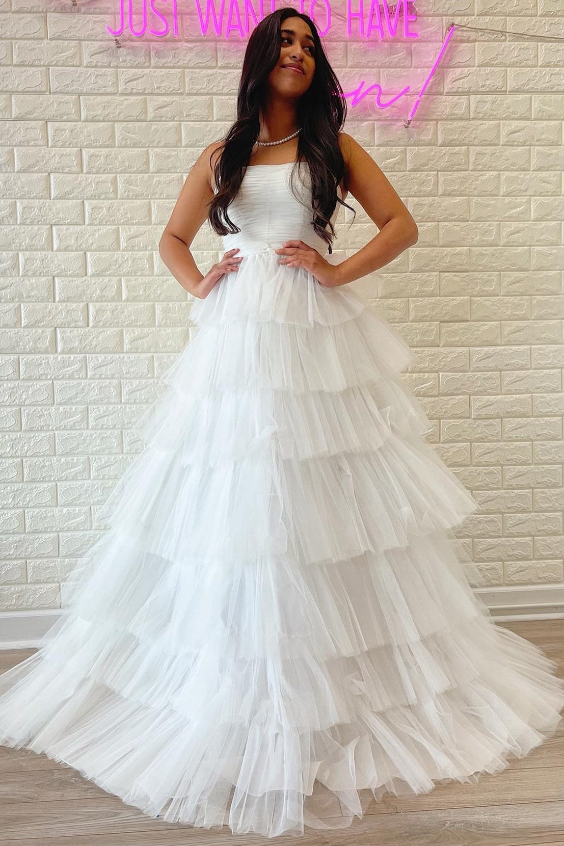 Vestido de fiesta de tul escalonado sin tirantes de corte A con volantes