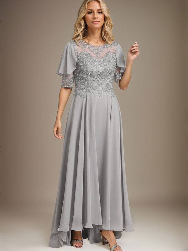 Vestido de novia asimétrico de gasa con encaje, corte en A, escote redondo y ilusión, con pedrería. 