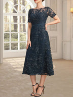Vestido de novia de encaje con lentejuelas, corte en A, escote redondo ilusión y largo hasta la rodilla.