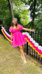 Vestido corto rosa fucsia de corte A con volantes, ideal para fiestas de bienvenida (Y2098)