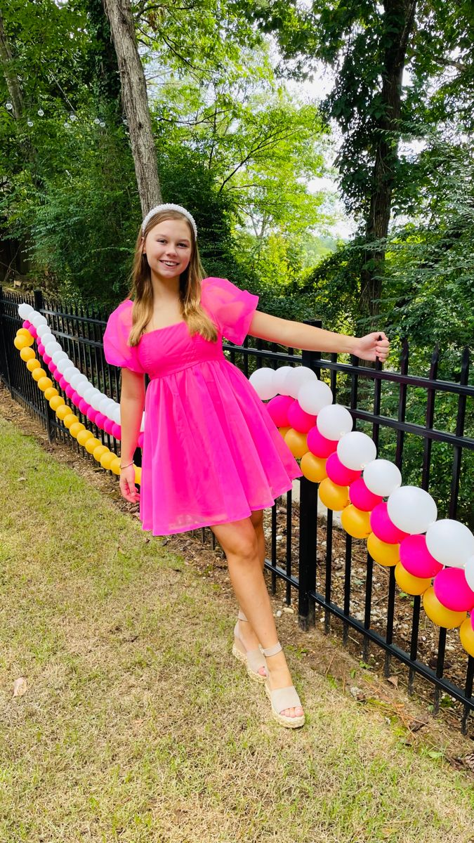 Vestido corto rosa fucsia de corte A con volantes, ideal para fiestas de bienvenida (Y2098)