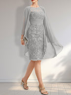 Robe fourreau illusion en mousseline de dentelle arrivant au genou, ornée de volants et de sequins en cascade, idéale pour la mère de la mariée.