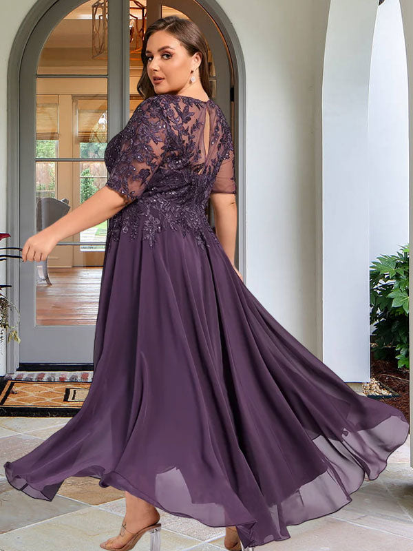 Robe de mère de la mariée asymétrique en mousseline de soie et dentelle, coupe trapèze, décolleté illusion, ornée de sequins 