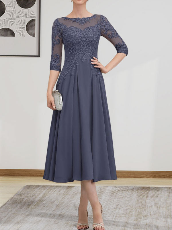 Robe de mariée trapèze en mousseline de soie et dentelle, longueur thé, ornée de perles et de sequins, avec décolleté en A et effet illusion.