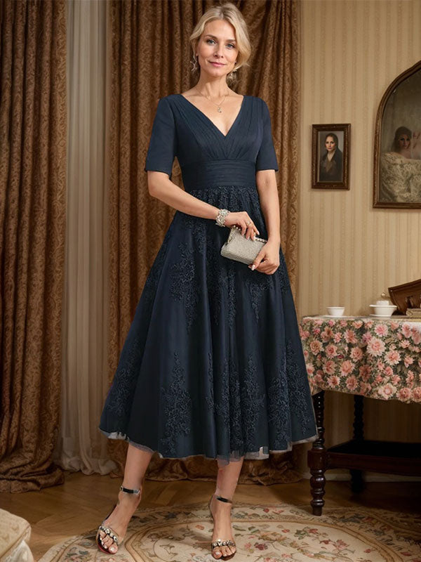 Vestido de tul y encaje para la madre de la novia, corte en A, escote en V, largo hasta la rodilla, con pliegues