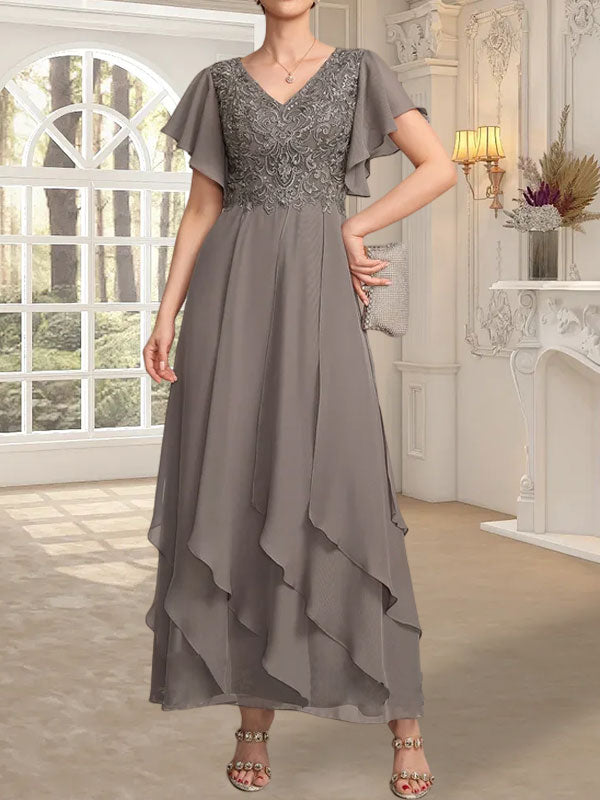 Vestido de novia de corte línea A, escote en V, largo hasta el tobillo, de gasa de encaje con volantes en cascada. 