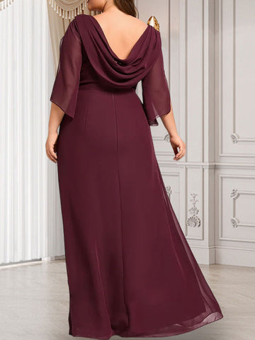 Robe fourreau/colonne longue en mousseline pour la mère de la mariée, ornée de perles plissées.