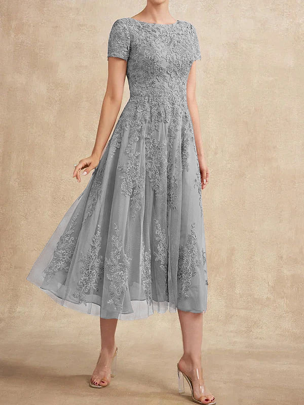 Robe de mère de la mariée en tulle et dentelle, coupe trapèze, longueur thé, décolleté rond. 
