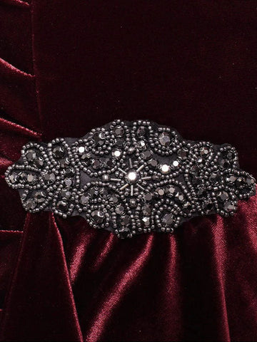 Robe fourreau courte en velours avec décolleté cache-cœur, jupe cascade et ornement aux hanches 