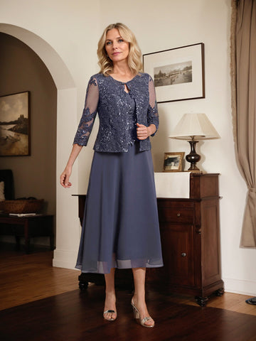 Vestido de novia de corte línea A, escote redondo, largo hasta la rodilla, de encaje y gasa con lentejuelas. 