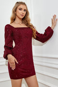 Vestido ajustado de lentejuelas color burdeos para baile de bienvenida con mangas