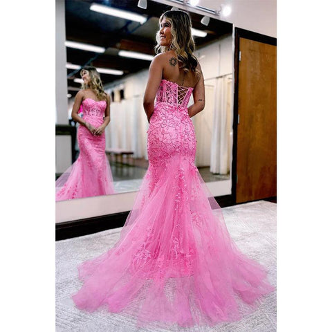 Robe de bal longue en dentelle avec décolleté en cœur et appliques