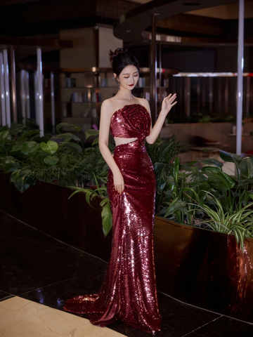Vestido de fiesta largo de sirena color burdeos sin tirantes con lentejuelas y flores de rosas Y8595