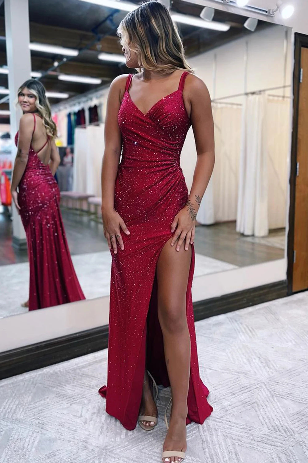 Vestido largo de fiesta rojo brillante con un solo hombro y abertura