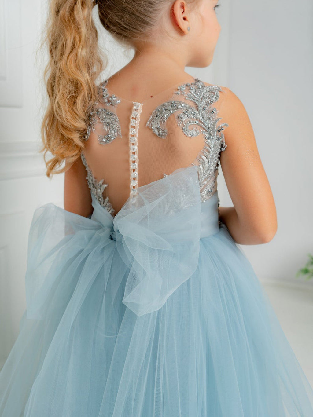 Robe de bal bleue sans manches, adorable robe de demoiselle d'honneur ornée de perles.