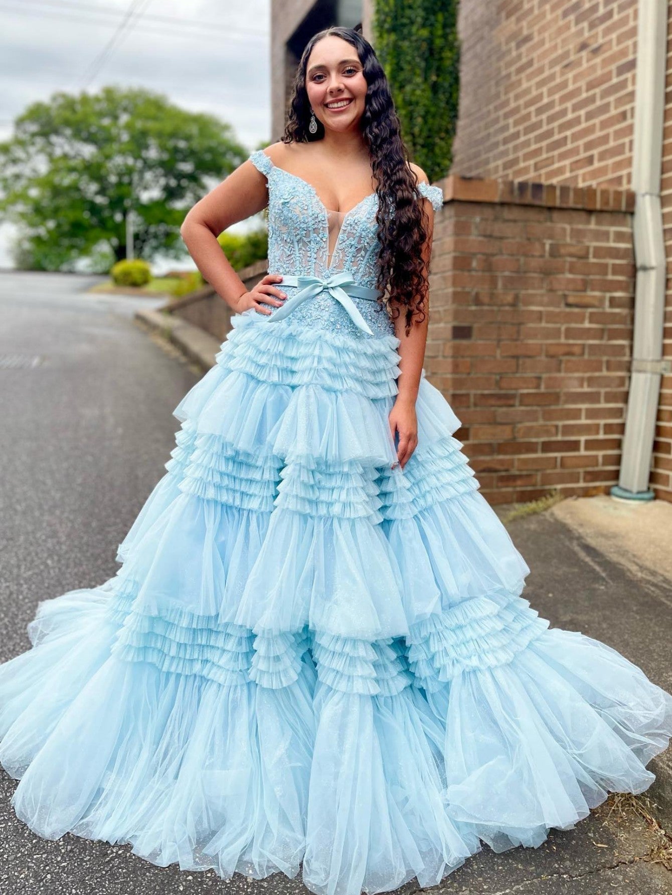 Vestido largo de fiesta rosa claro con escote barco y volantes