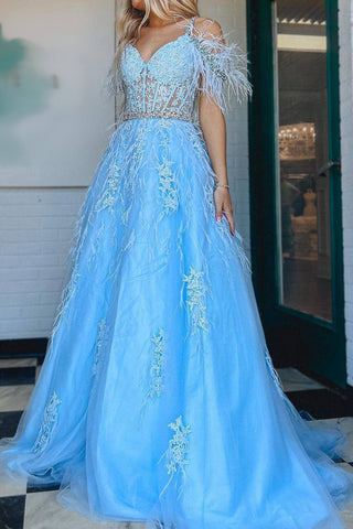 Precioso vestido de graduación azul de corte A con corsé, hombros descubiertos y apliques de plumas.