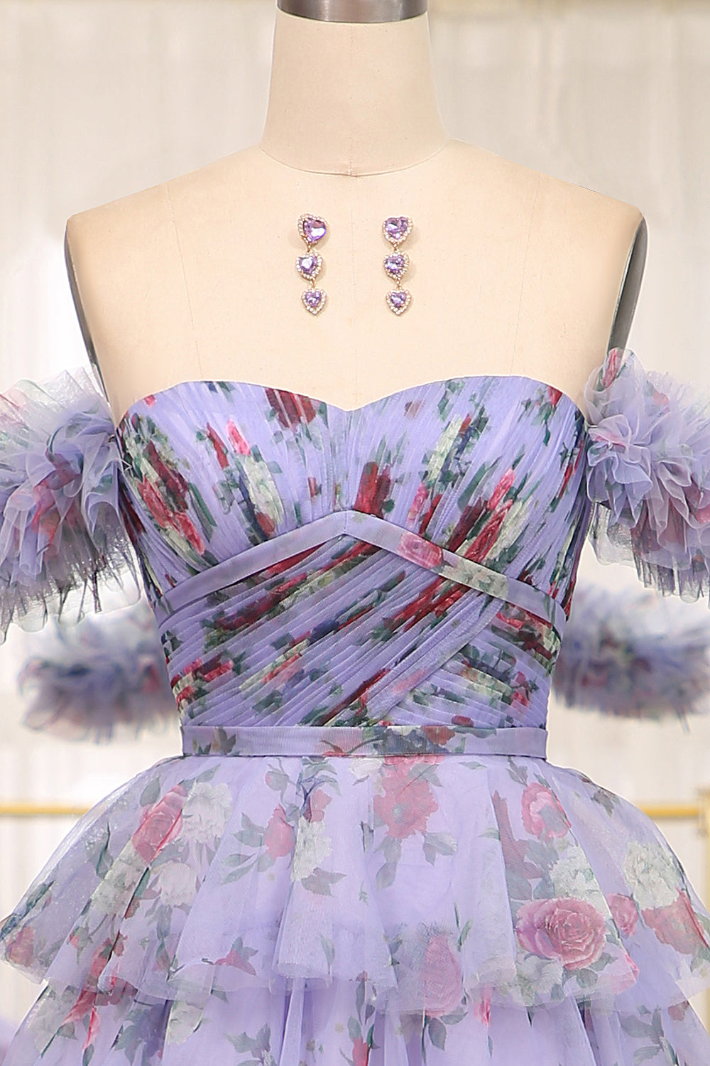 Charmante robe de bal longue bleue imprimée à épaules dénudées et à volants, coupe trapèze.