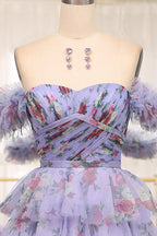 Charmante robe de bal longue bleue imprimée à épaules dénudées et à volants, coupe trapèze.