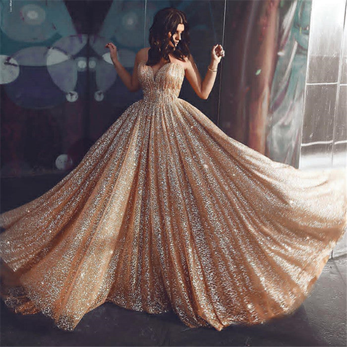 Robe de bal longue glamour dorée en tulle à sequins et volants, coupe trapèze