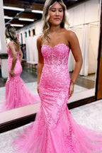 Robe de bal longue sirène en dentelle avec décolleté cœur et appliques