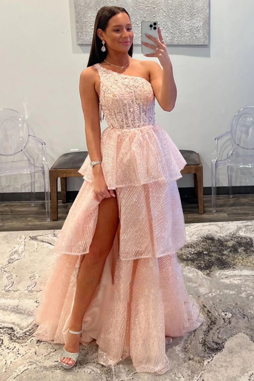 Vestido largo de fiesta rosa de corte A con un solo hombro y volantes