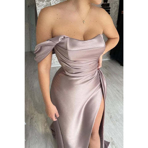 Robe de soirée longue plissée à épaules dénudées et fente latérale