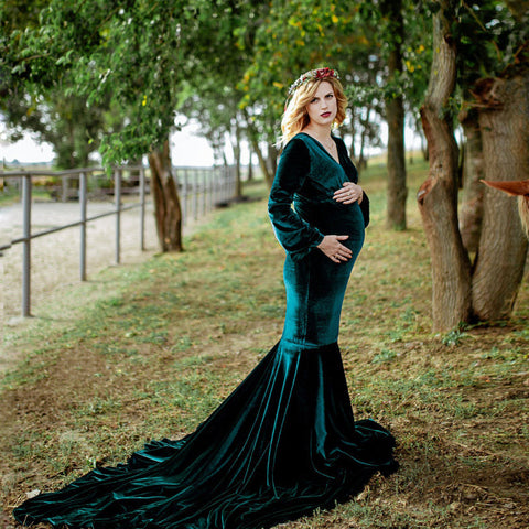 Vestido largo de terciopelo dorado para embarazadas, con escote en V y cola de sirena, ideal para sesiones de fotos.