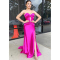 Vestido de fiesta largo fucsia sin tirantes y con abertura en la espalda 