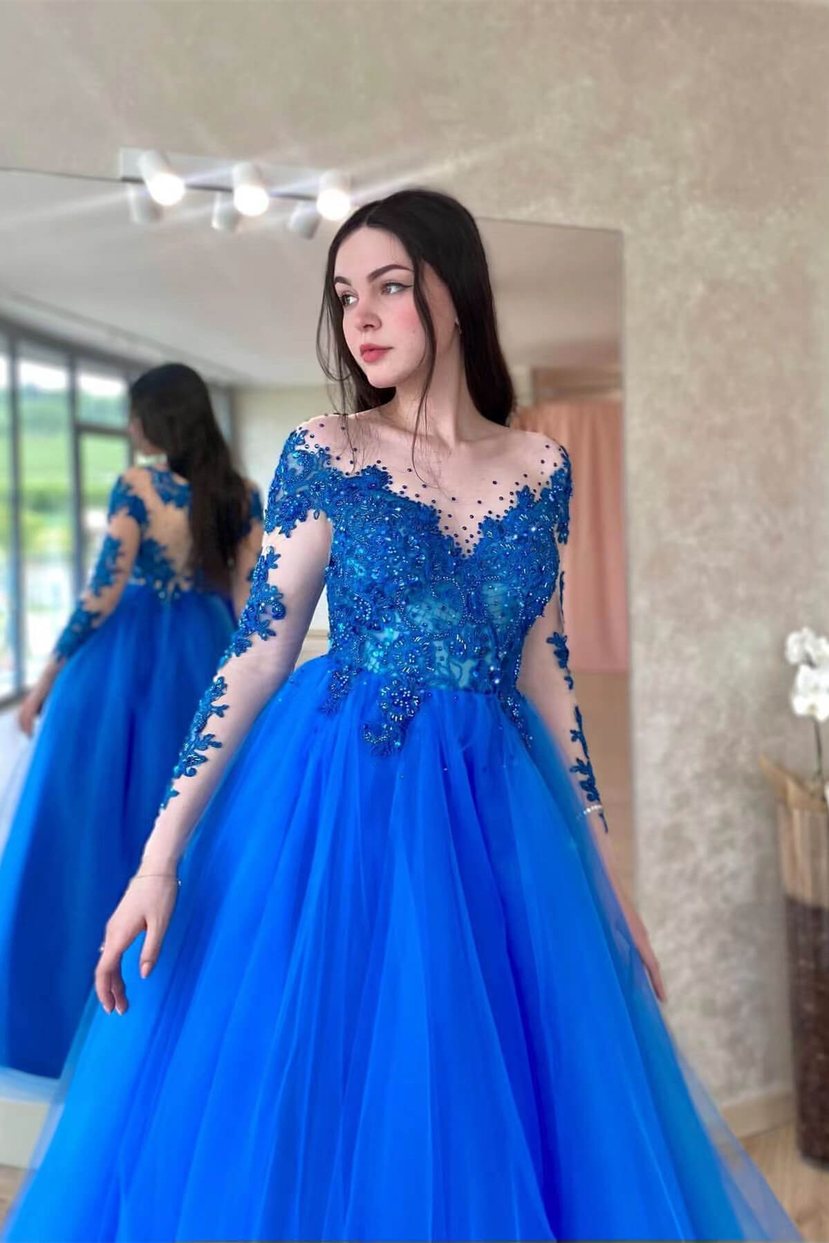 Robe de bal en tulle bleu roi à appliqués et manches longues