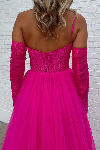 Robe de bal fuchsia asymétrique à corset et fente sur le devant, coupe trapèze, épaule dénudée.