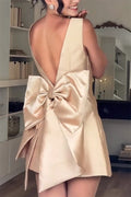 Robe mini Ultimate Muse en satin à nœud oversize et col carré 