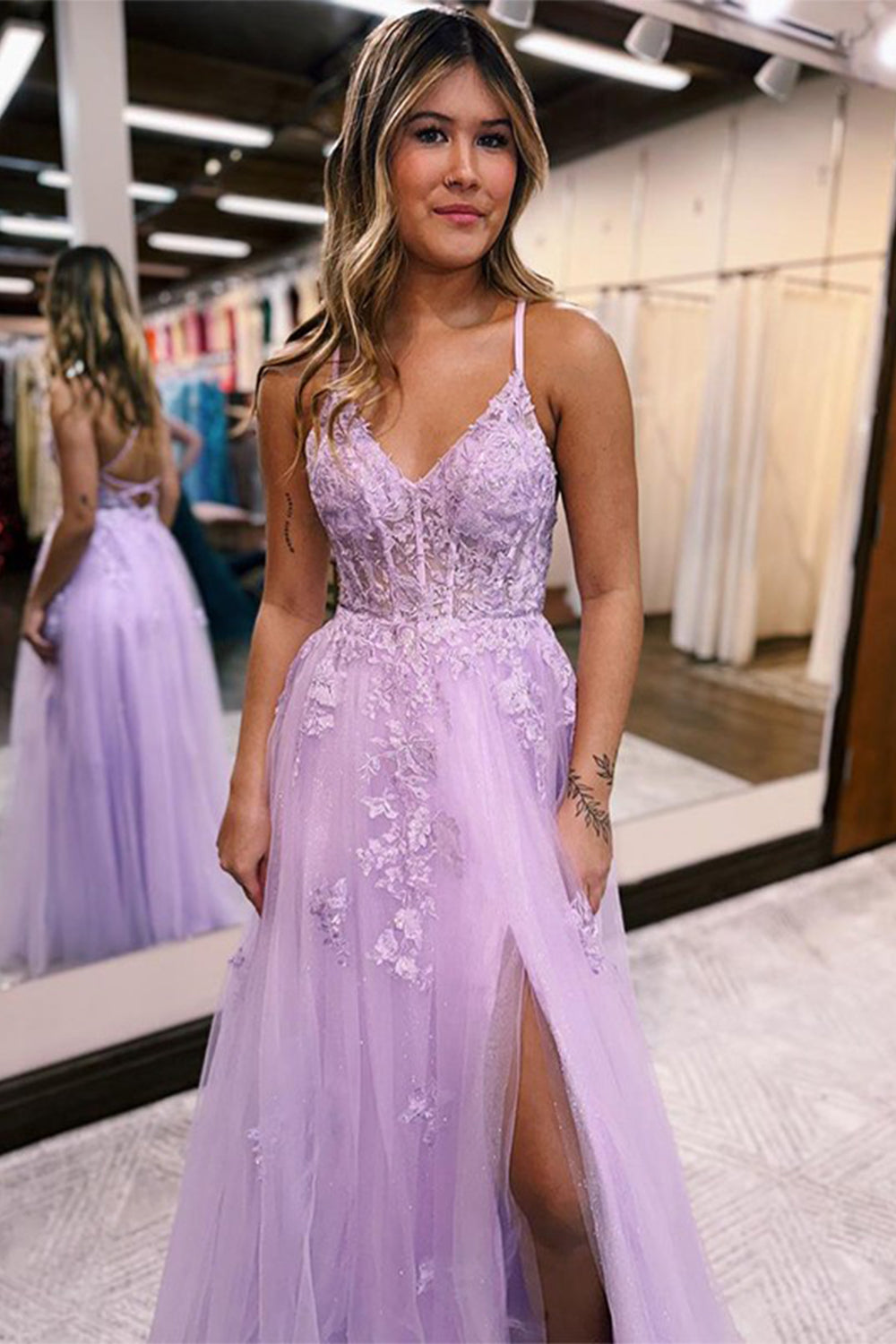 Vestido largo de fiesta lila con tirantes finos, corte en A y apliques