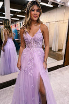 Vestido largo de fiesta lila con tirantes finos, corte en A y apliques