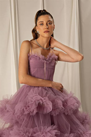 Robe de bal longue en tulle à bretelles spaghetti et jupe trapèze à volants