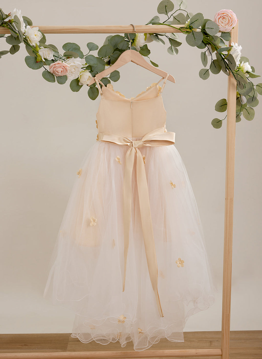Vestido asimétrico de tul color marfil con corte en A (010220938) 