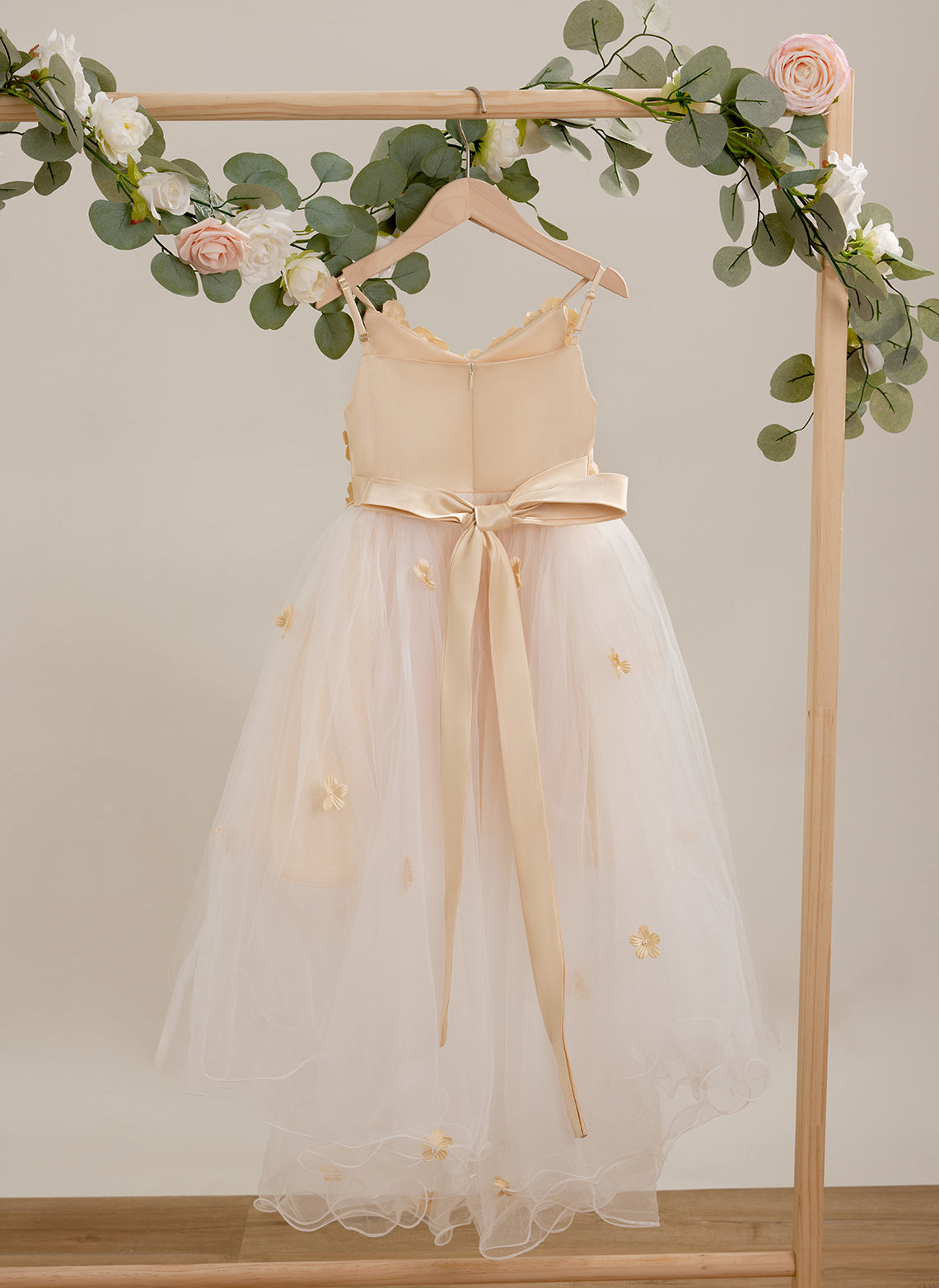Vestido asimétrico de tul color marfil con corte en A (010220938) 
