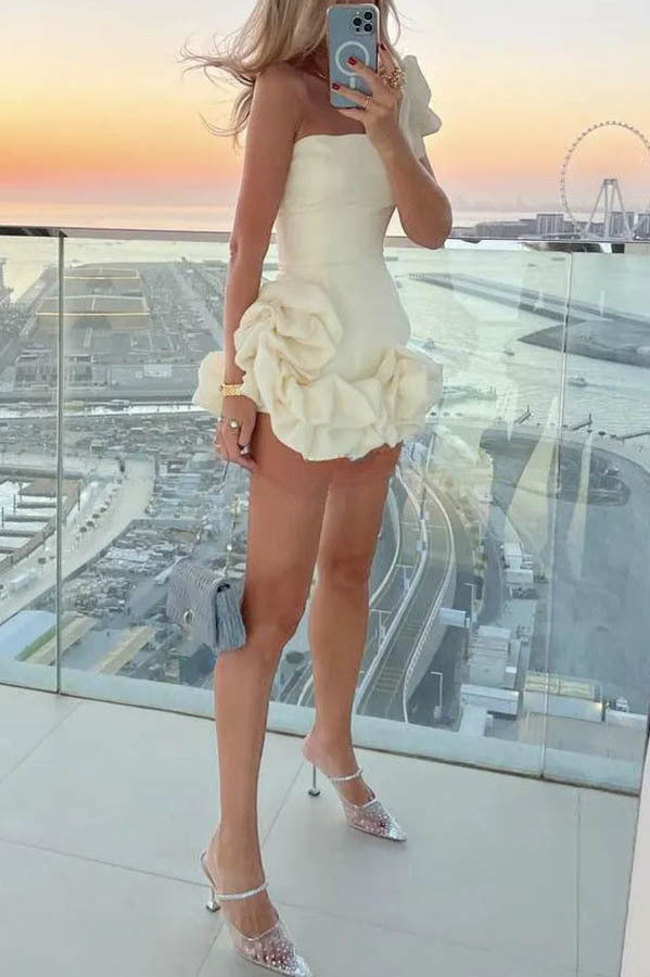 Robe mini à épaules dénudées et ourlet volanté, allure ravissante et élégante 