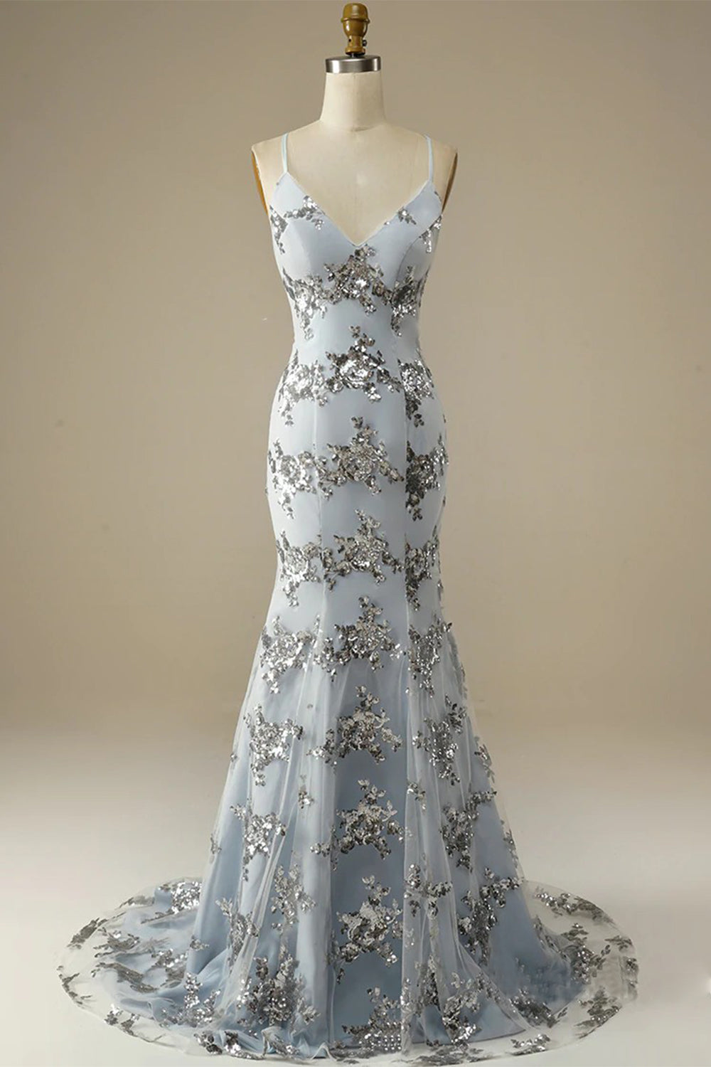 Robe de bal dos nu à fines bretelles ornée de perles