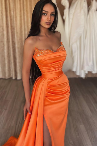 Robe de bal sirène longue orange sans bretelles à volants et fente