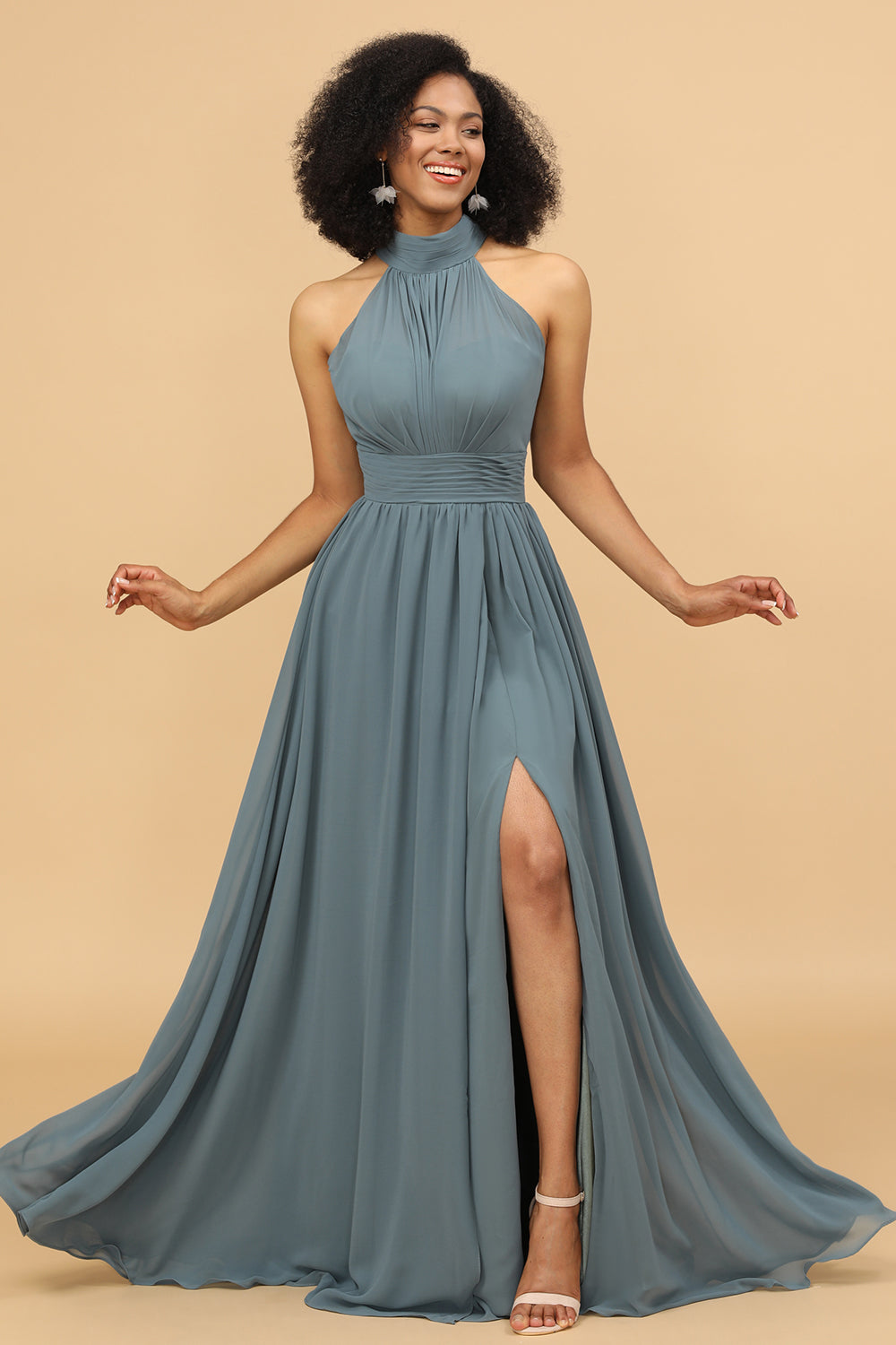 Robe de demoiselle d'honneur longue en mousseline grise à col halter froncée et fente