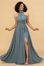 Robe de demoiselle d'honneur longue en mousseline grise à col halter froncée et fente
