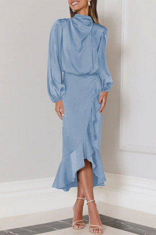 Robe de soirée élégante à col roulé et volants. 